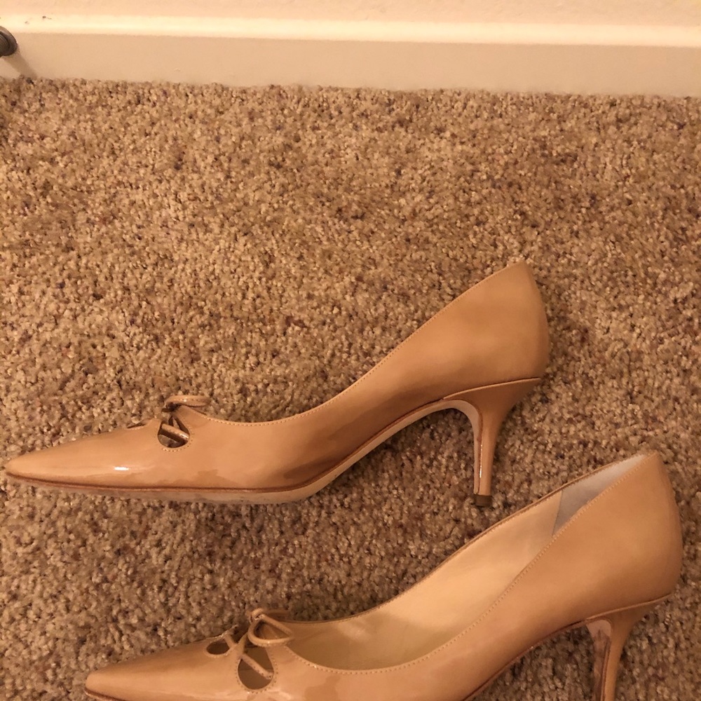Jimmy Choo nude patent leather pump. - Picture 3 of 6